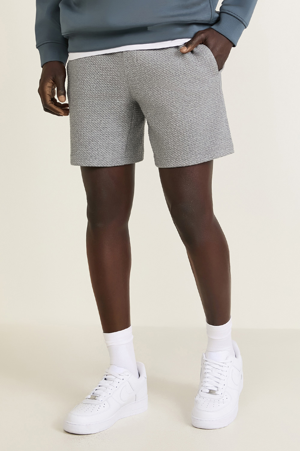 תמונת דוגמן קידמית של Textured Double Knit Cotton Short 7