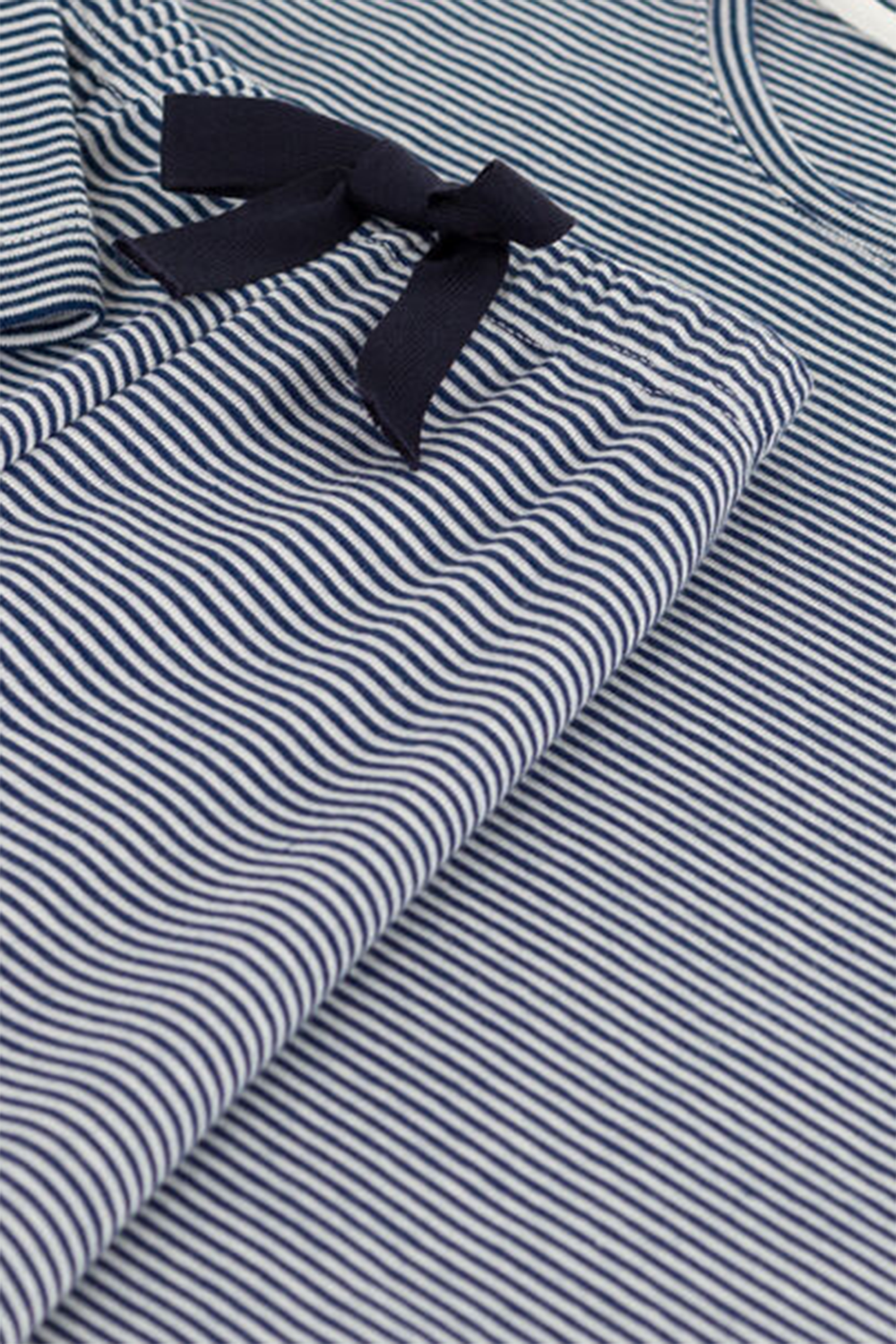 תמונת פנים של סט פיג'מת פסים מכותנה אורגנית