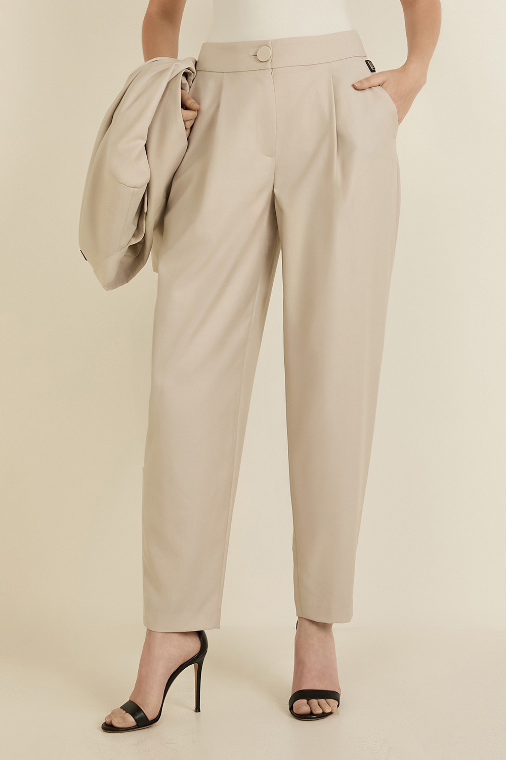 תמונת דוגמן קידמית של מכנסיים מחוייטים