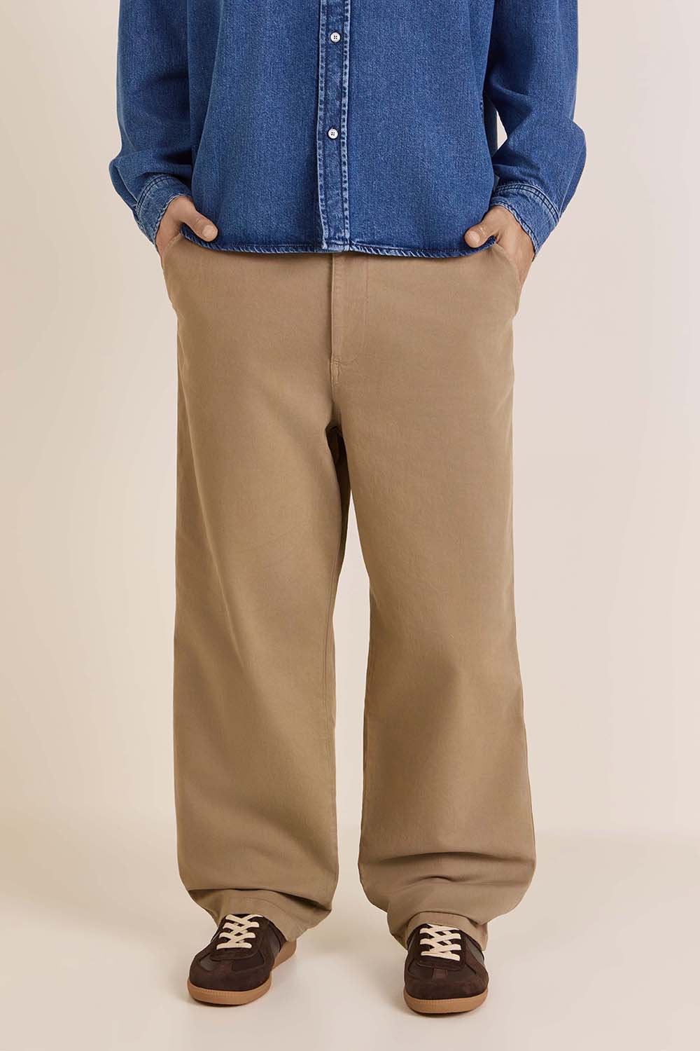 תמונת דוגמן קידמית של מכנסי צ'ינו