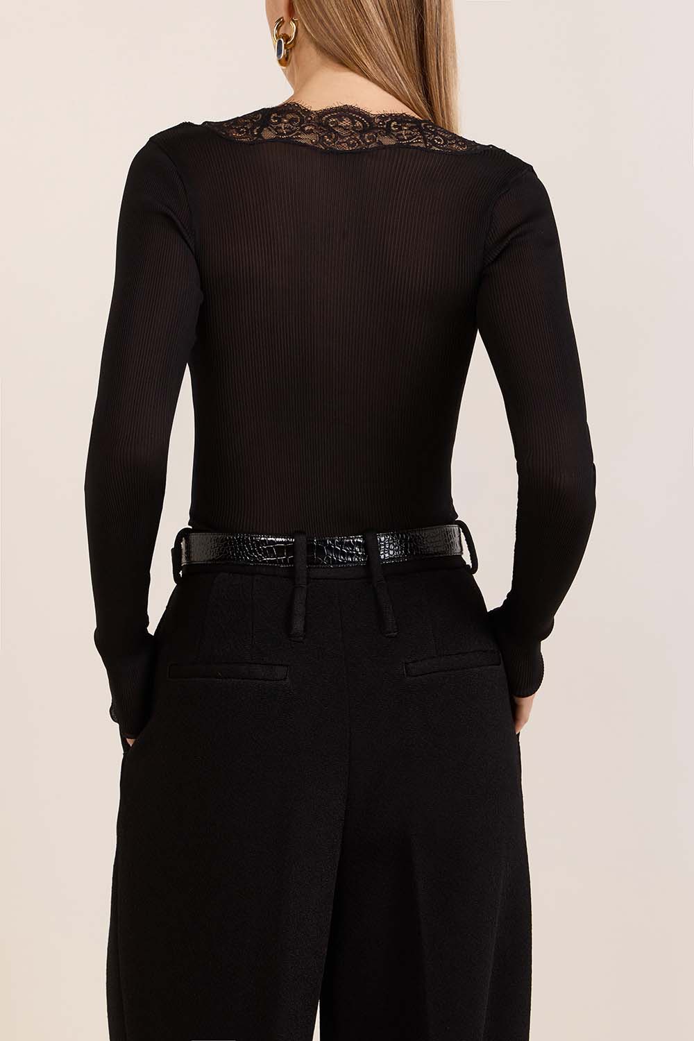 תמונת דוגמן אחורית של חולצת תחרה ומשי