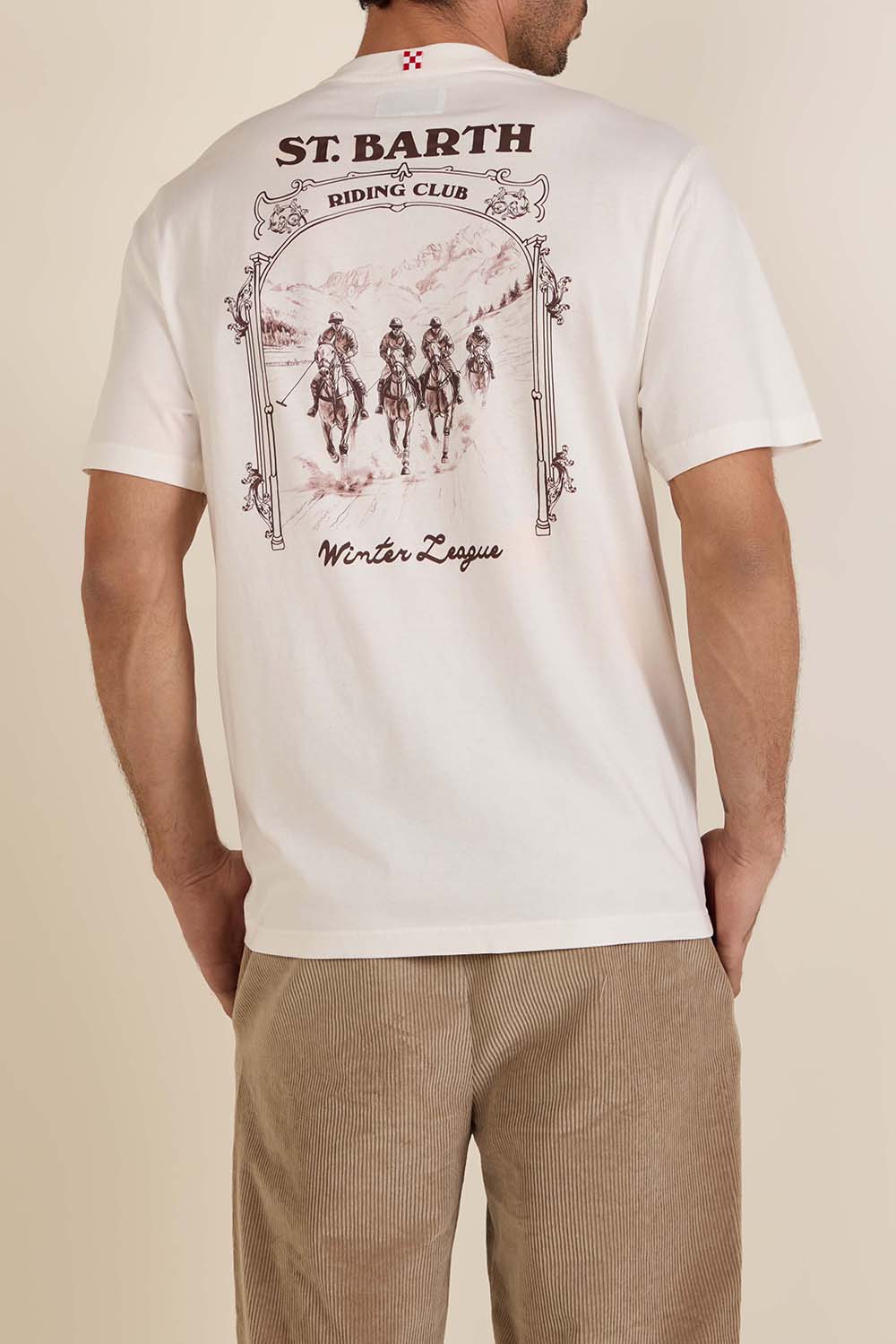 תמונת דוגמן אחורית של חולצת טי