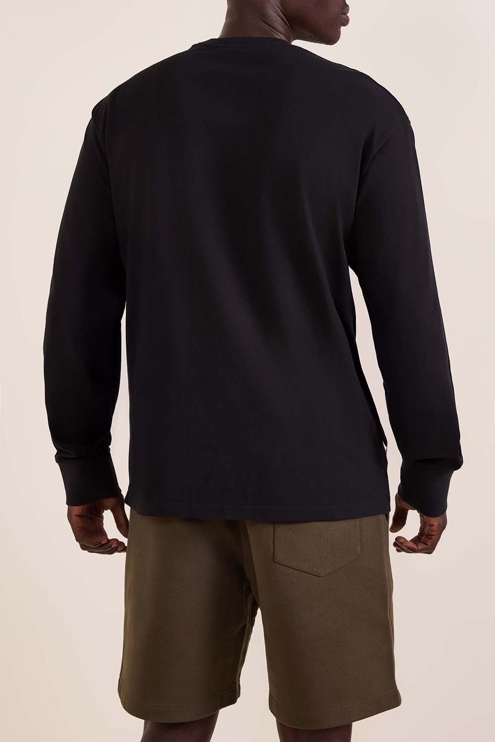 תמונת דוגמן אחורית של חולצת טי ארוכה