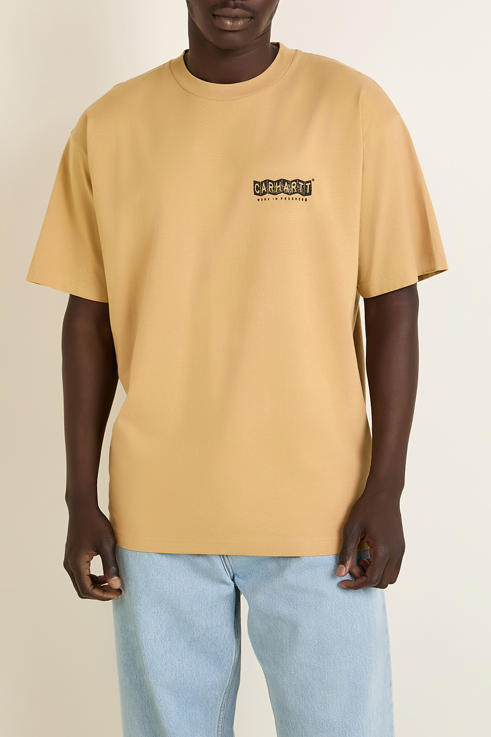 תמונת דוגמן קידמית של חולצת טי עם הדפס בגב