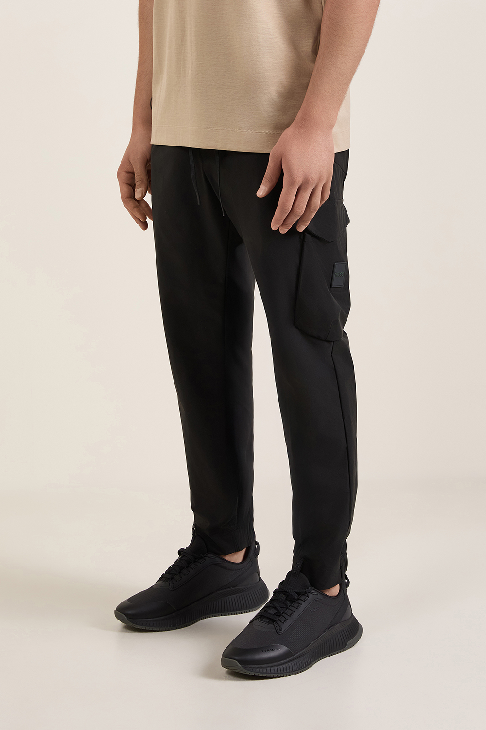 תמונת דוגמן קידמית של מכנסי קרגו