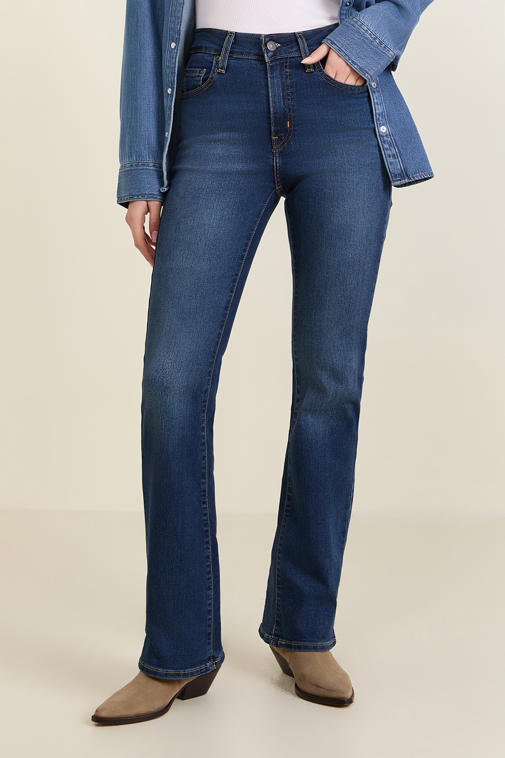 תמונת דוגמן קידמית של מכנסי ג'ינס סלים ישרים