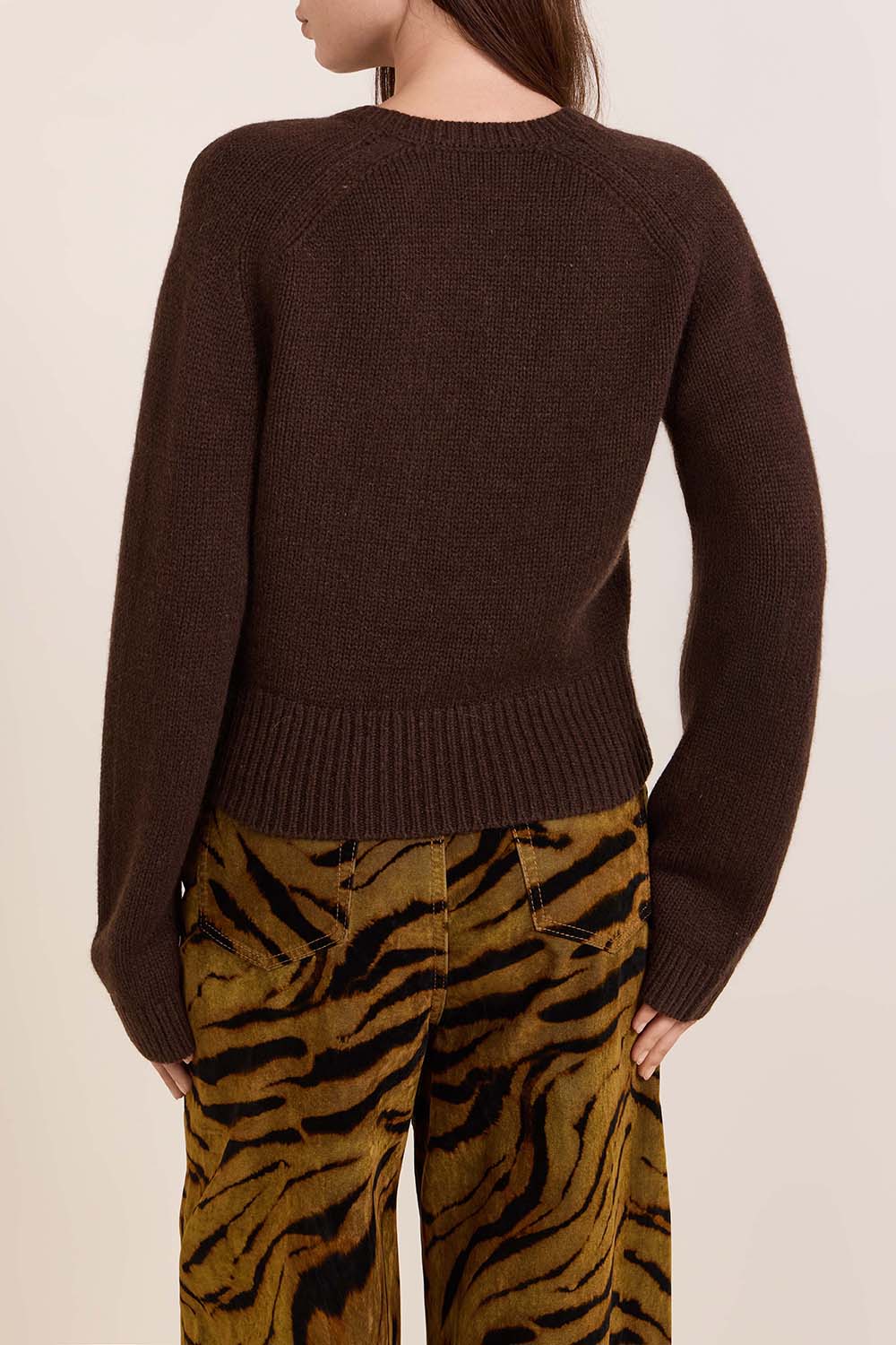 תמונת דוגמן אחורית של סריג צמר