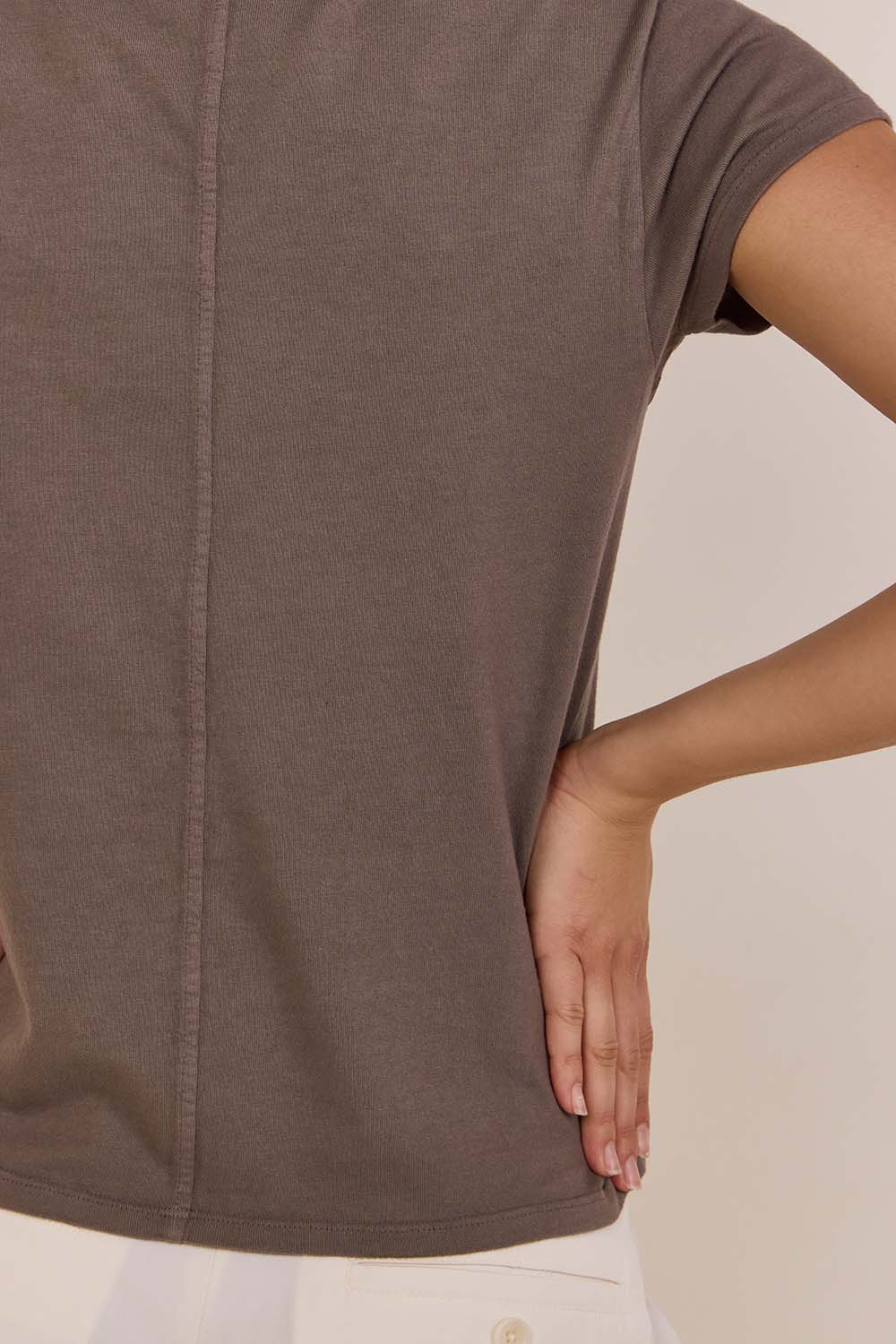 תמונת תקריב דוגמן של חולצת טי