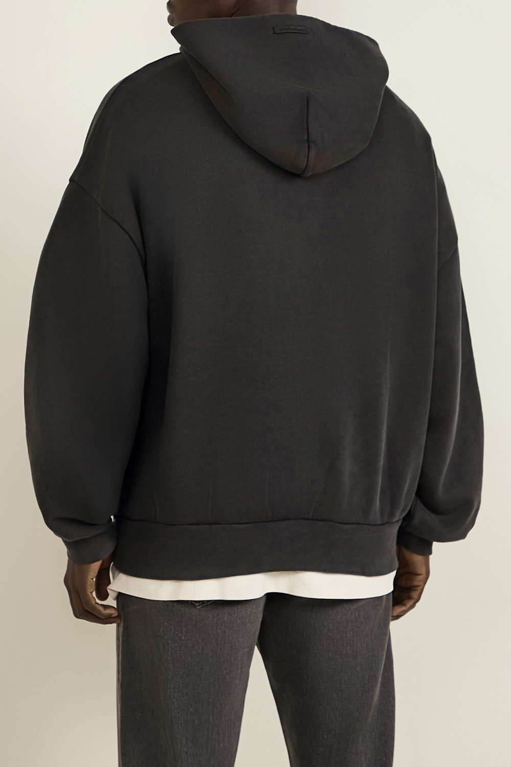 תמונת תקריב דוגמן של סווטשירט קפוצ'ון