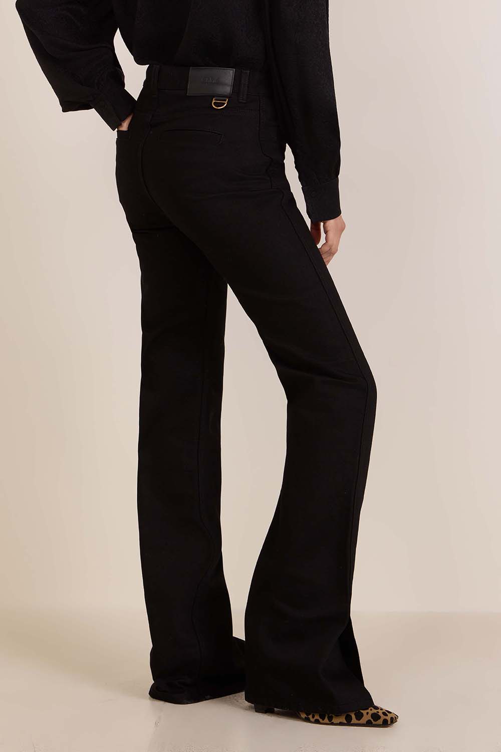 תמונת דוגמן אחורית של מכנסי ג'ינס בגזרה מתרחבת