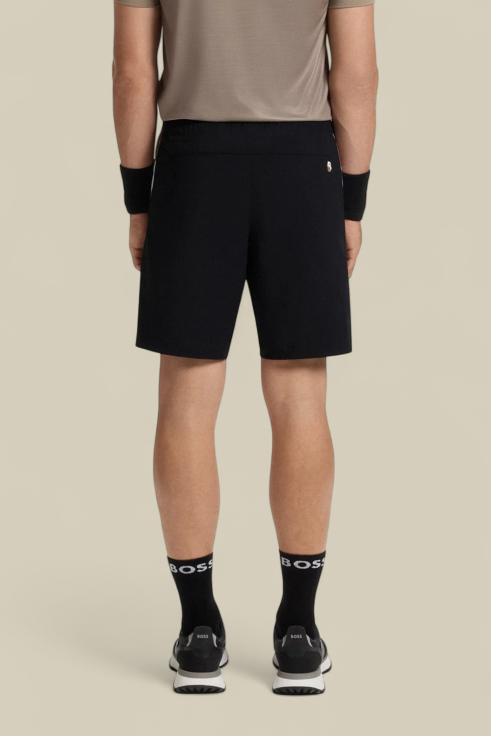 תמונת דוגמן אחורית של מכנסי טניס קצרים