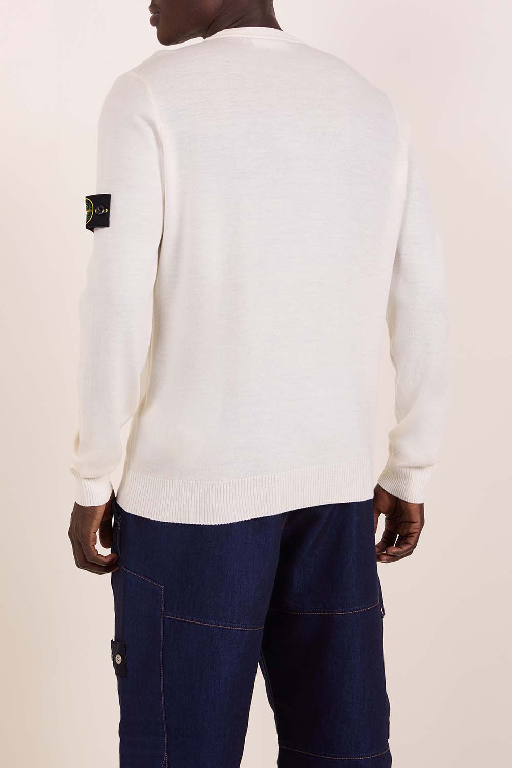 תמונת דוגמן אחורית של סריג צמר בגזרה רגילה