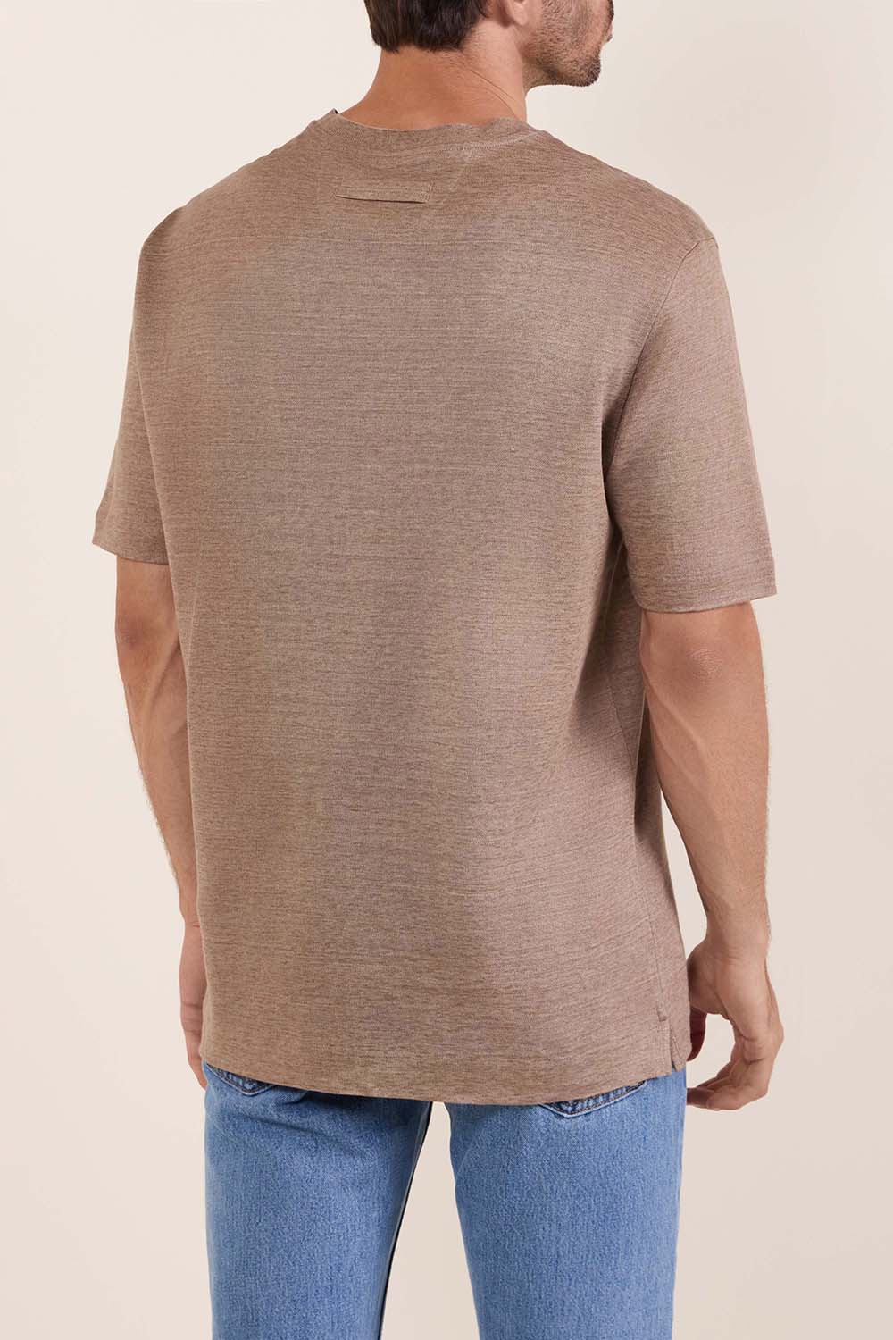 תמונת דוגמן אחורית של חולצת טי מפשתן