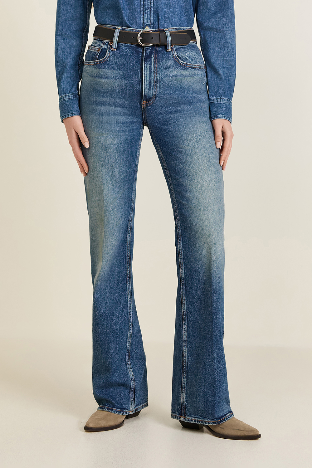 תמונת דוגמן קידמית של מכנסי ג'ינס בוט קאט בגזרה מתרחבת