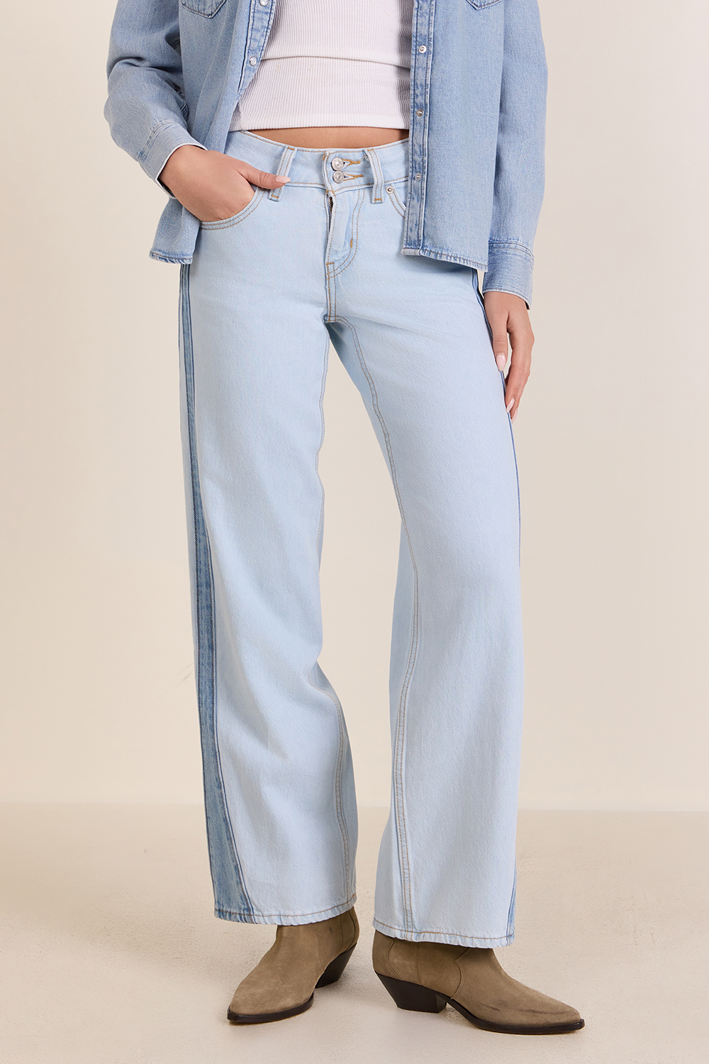 תמונת דוגמן קידמית של מכנסי ג'ינס בגזרה ישרה