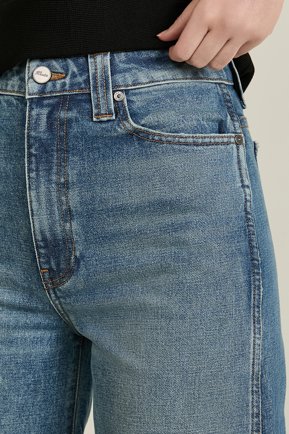 תמונת תקריב דוגמן של מכנסי ג'ינס בגזרה מתרחבת