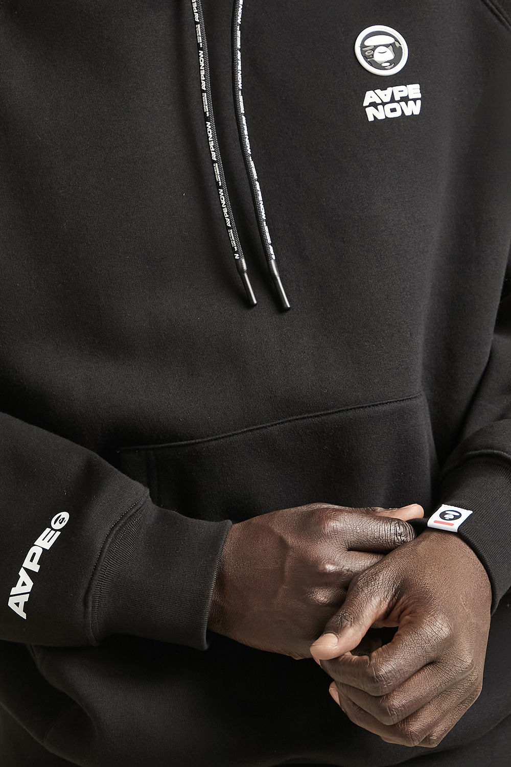 תמונת דוגמן אחורית של סווטשירט קפוצ'ון