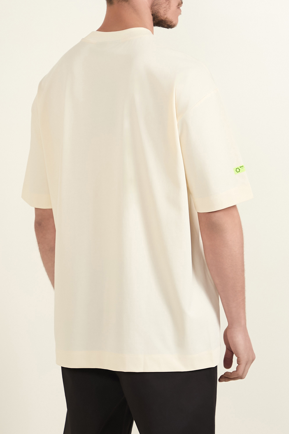 תמונת דוגמן אחורית של חולצת טי אוברסייז