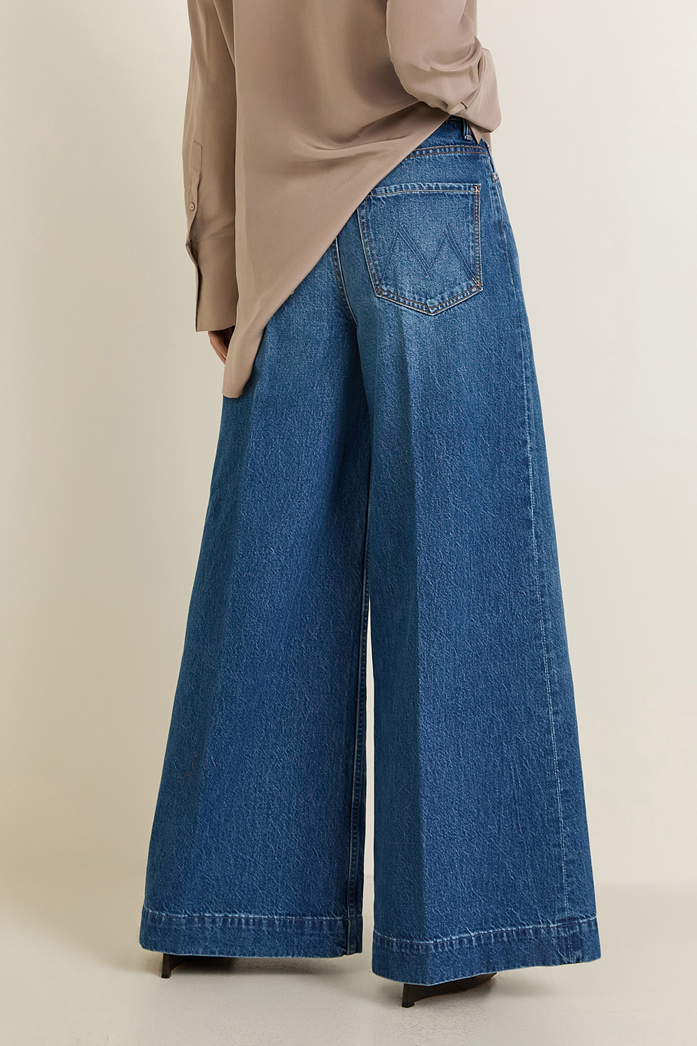 תמונת דוגמן אחורית של מכנסי ג'ינס בגזרה רחבה