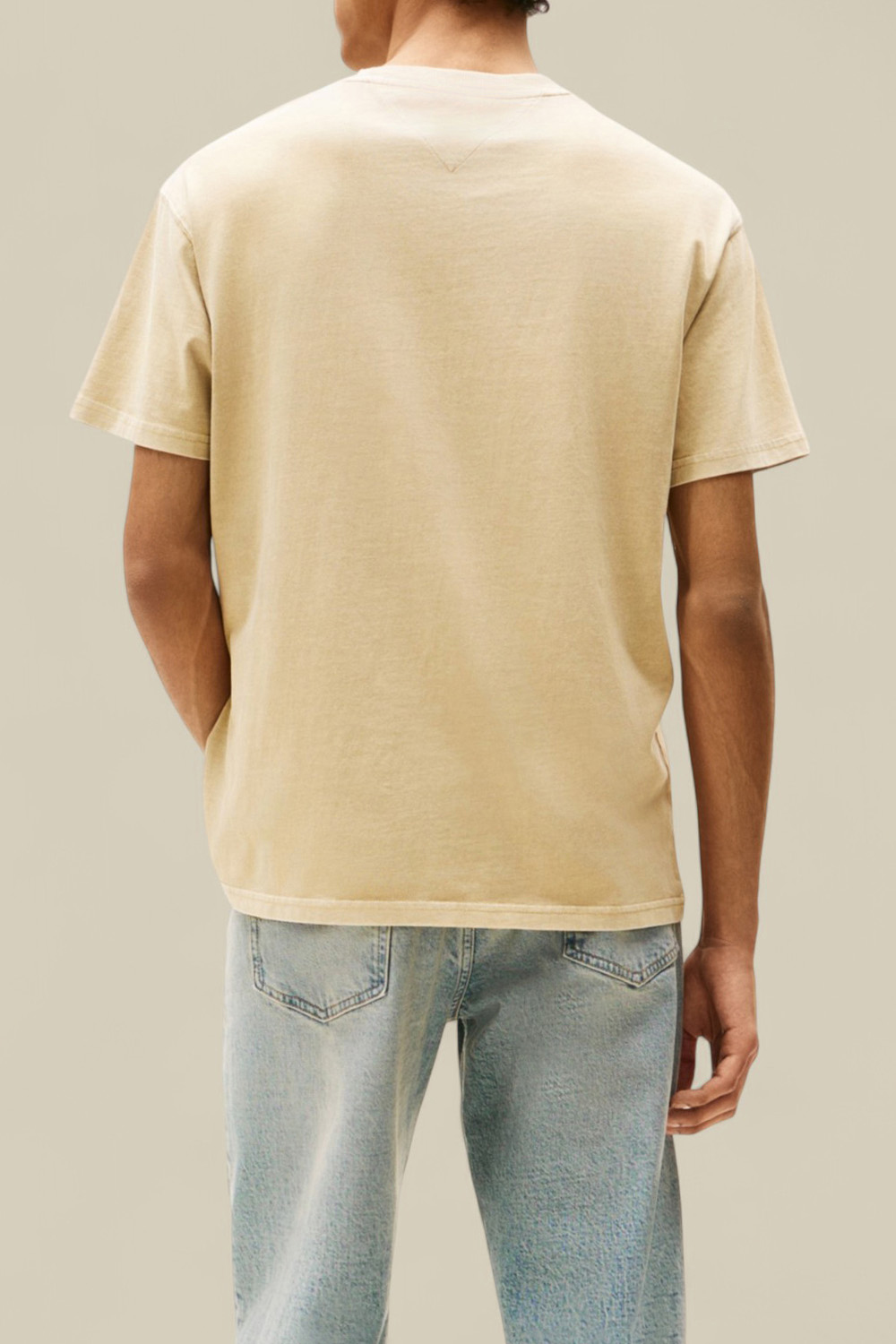 תמונת דוגמן אחורית של חולצת טי