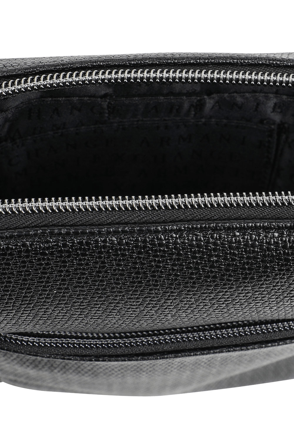 תיק צד עם לוגוטייפ בגוון שחור