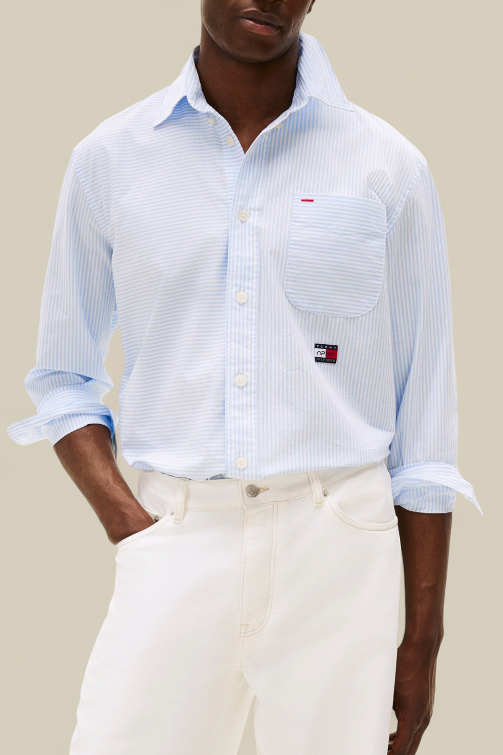 תמונת דוגמן קידמית של טומי הילפיגר X סרט פורמולה 1 חולצת כפתורים