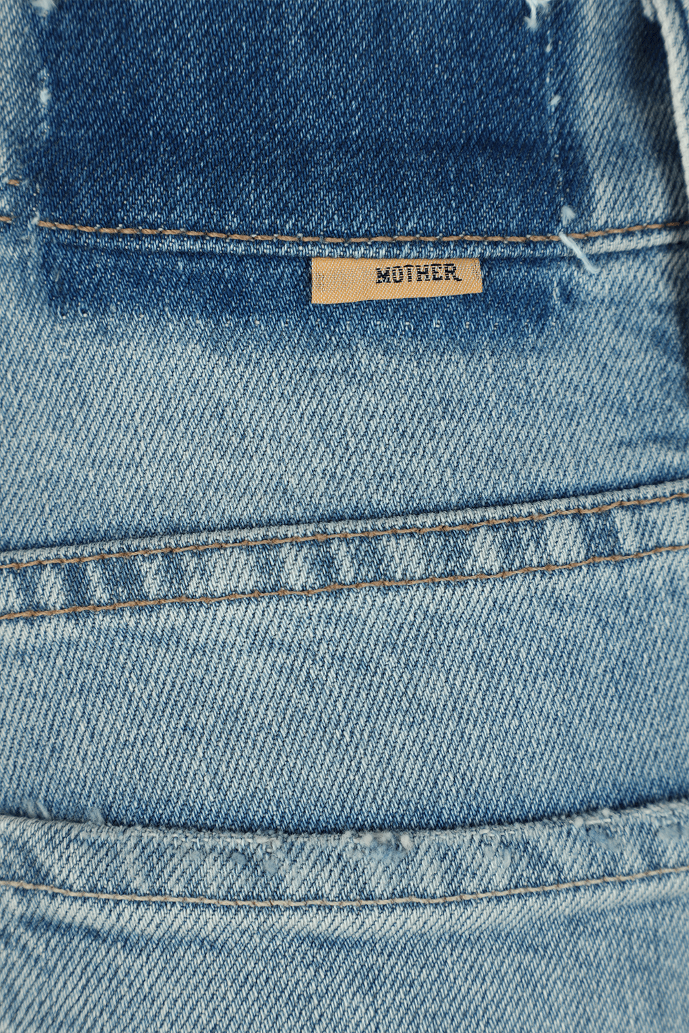 תמונה אחורית של מכנסי ג'ינס קצרים דה סמוקינג בהירים