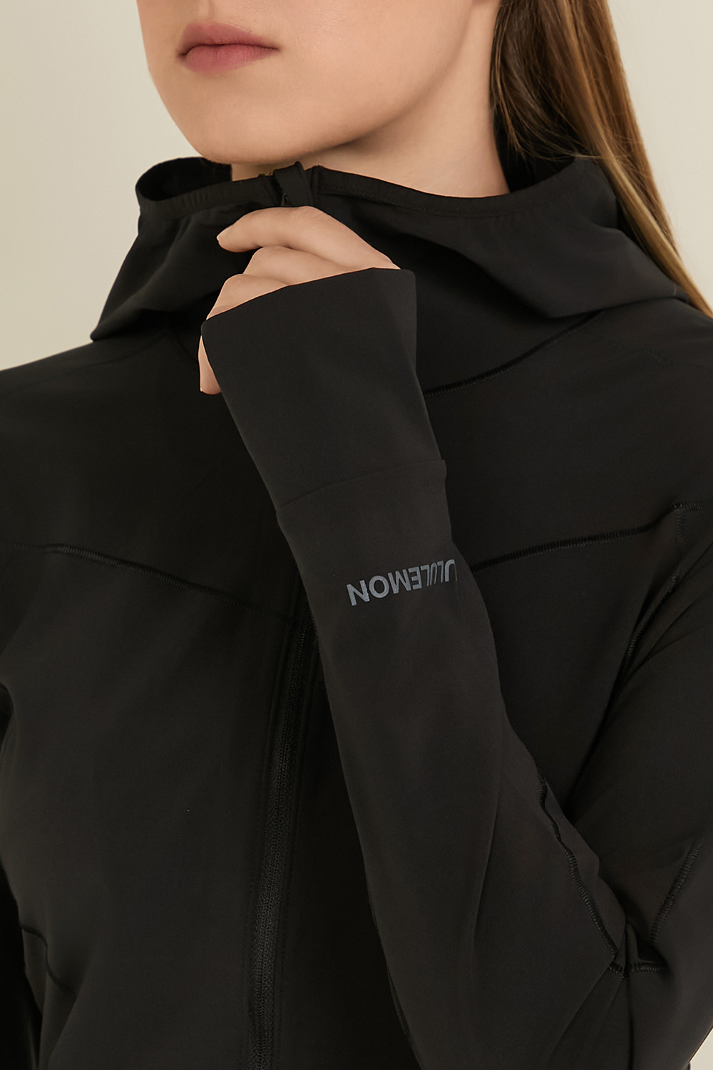 תמונת תקריב דוגמן של Mist Over Windbreaker