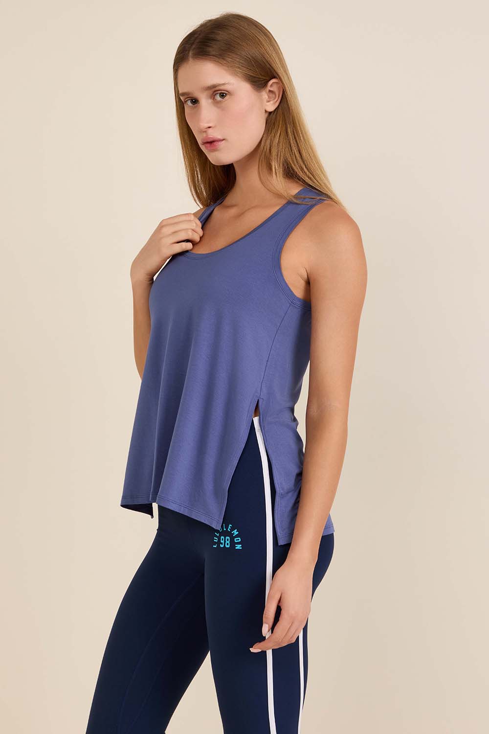 תמונת דוגמן קידמית של SilkAppeal Side-Slit Tank Top