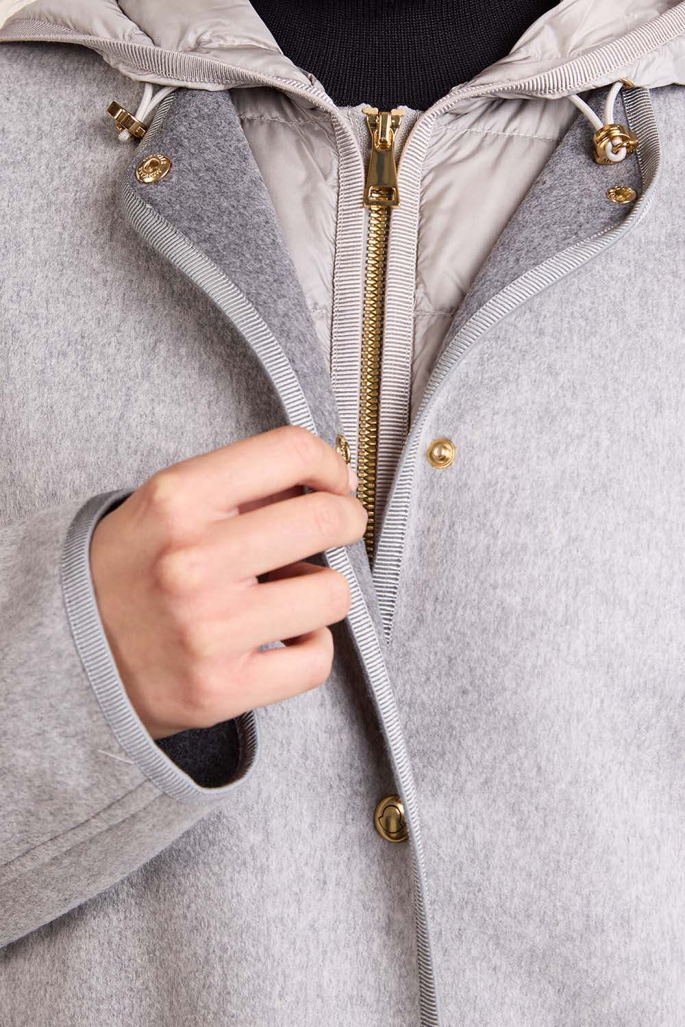 תמונת תקריב דוגמן של מעיל פוך קצר 3 ב-1