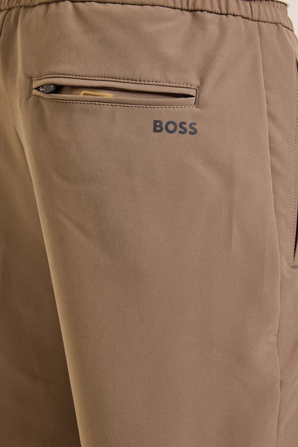 תמונת תקריב דוגמן של מכנסיים צרים