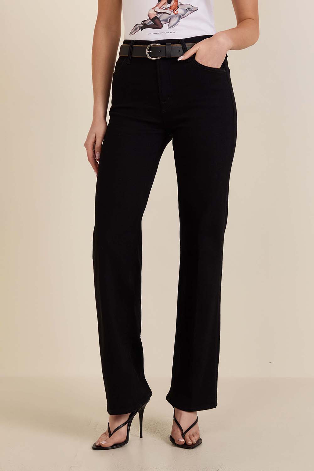 תמונת דוגמן קידמית של מכנסי ג'ינס בגזרה גבוהה