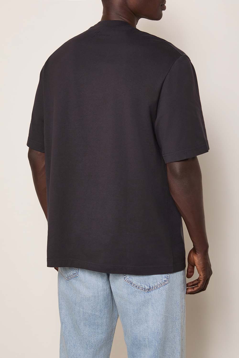 תמונת תקריב דוגמן של חולצת טי