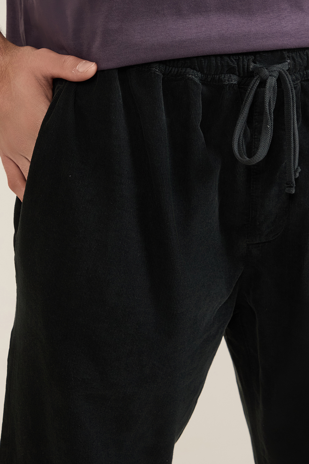 תמונת תקריב דוגמן של מכנסי קורדרוי