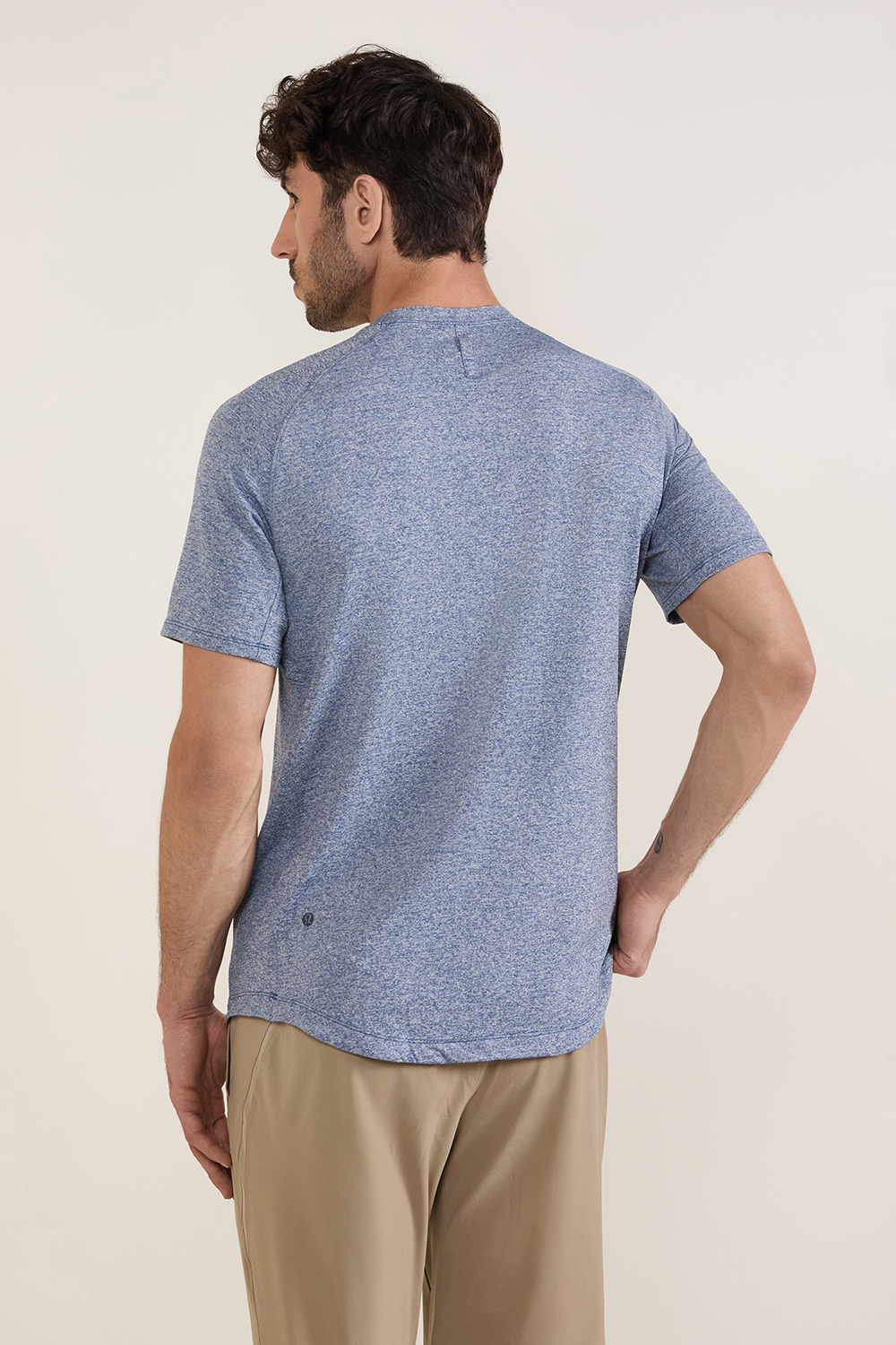 תמונת דוגמן אחורית של License to Train Short Sleeve