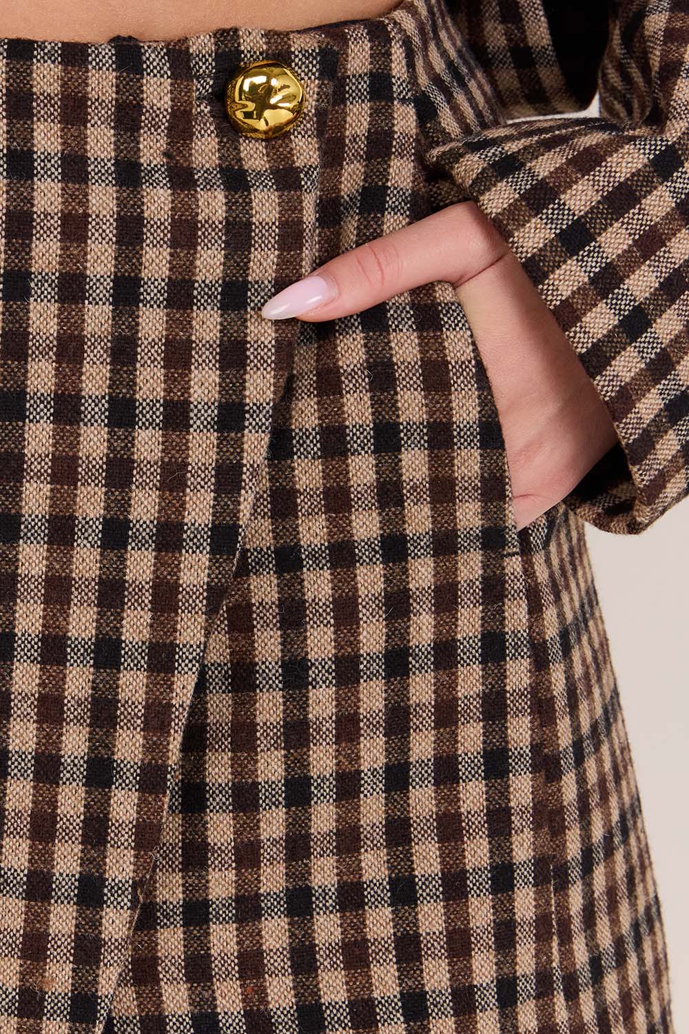 תמונת תקריב דוגמן של חצאית מיני מעטפת