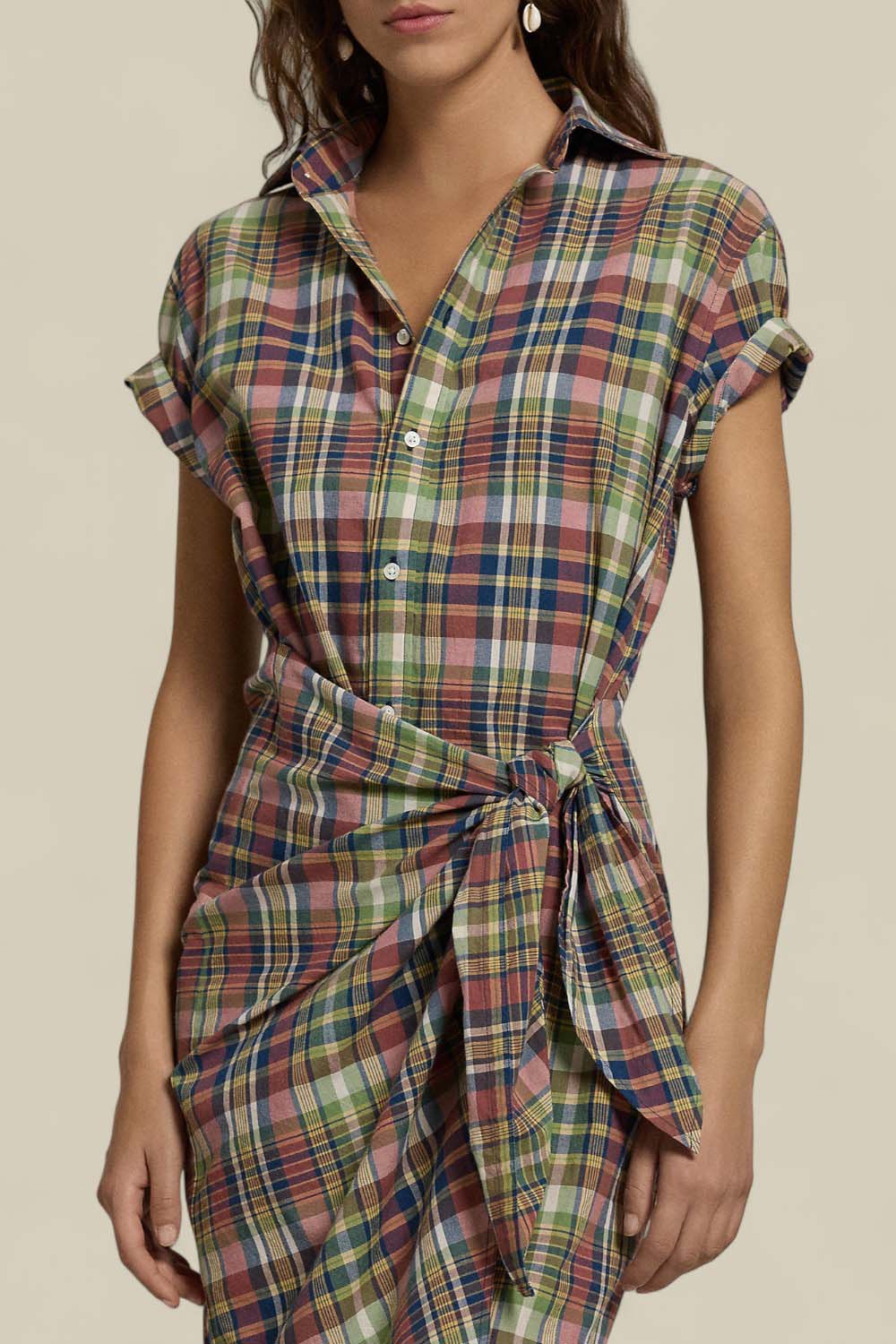 תמונת תקריב דוגמן של שמלת מעטפת מקסי