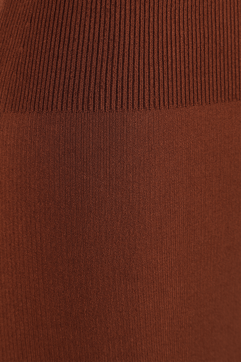 תמונה אחורית של חצאית מידי צמודה חומה