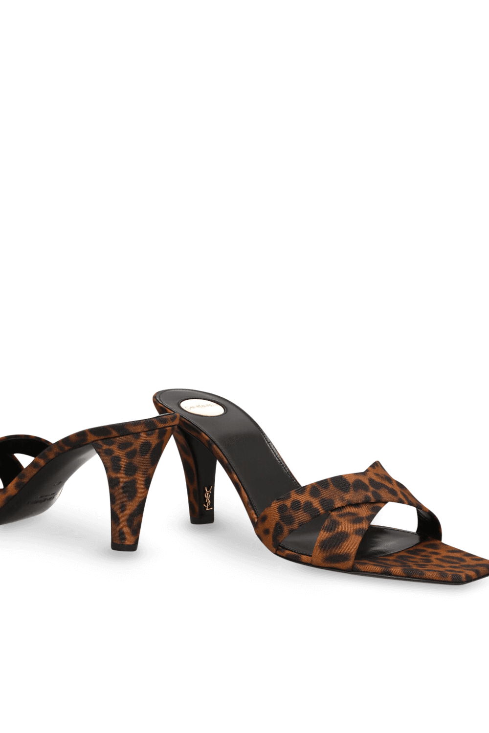 תמונת תקריב של סנדלי עקב מיולס