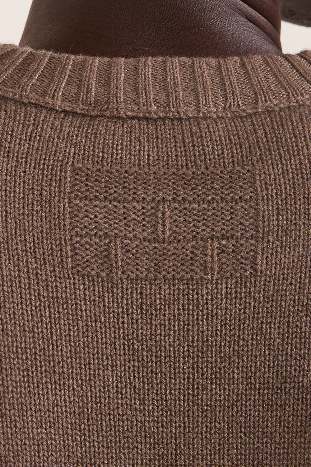 תמונת תקריב דוגמן של סוודר קשמיר