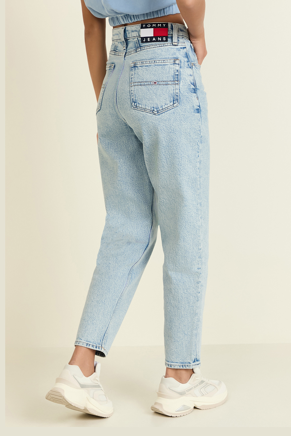 תמונת דוגמן אחורית של מכנסי ג'ינס מאם