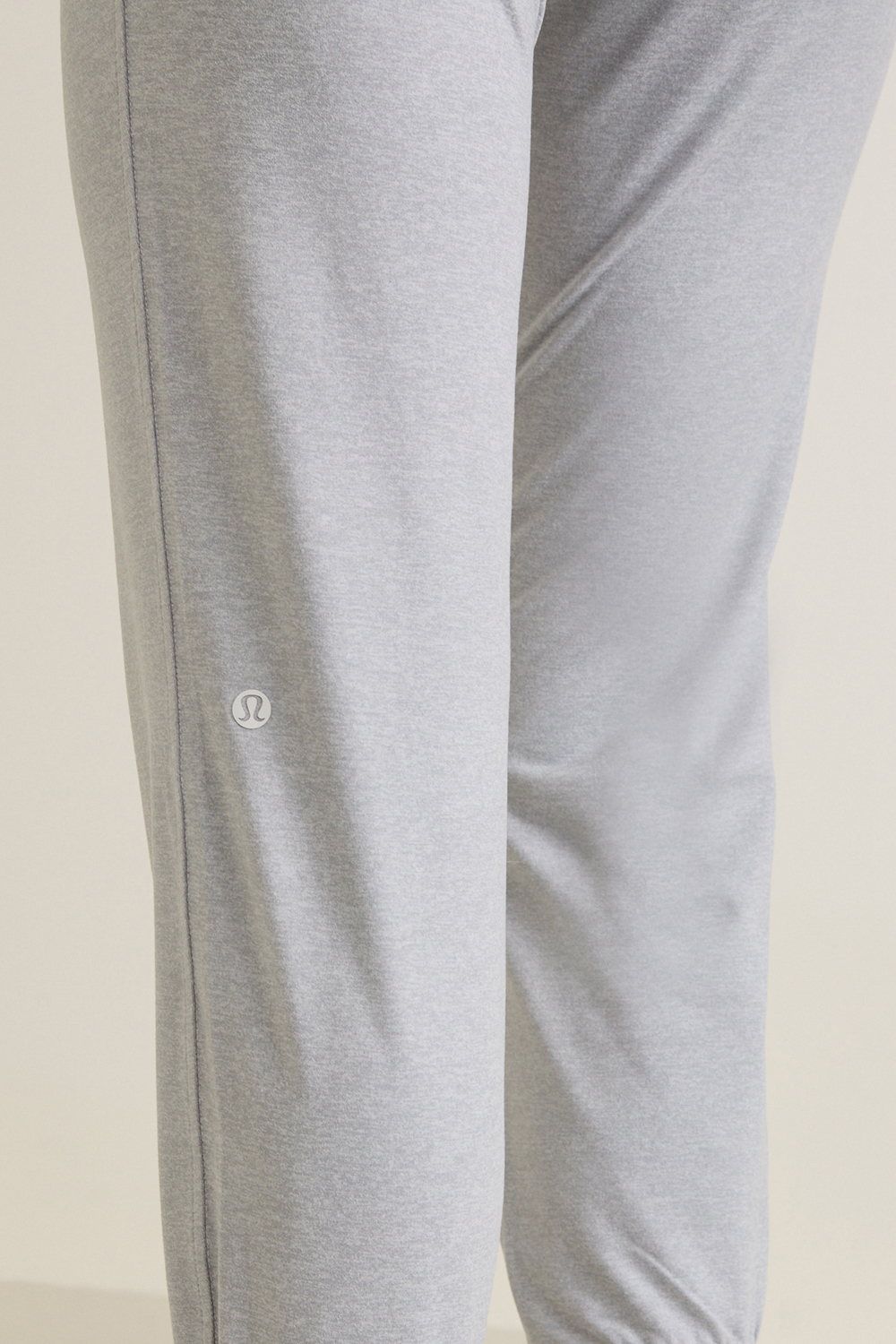 תמונת תקריב דוגמן של Soft Jersey Classic-Fit Mid-Rise Jogger