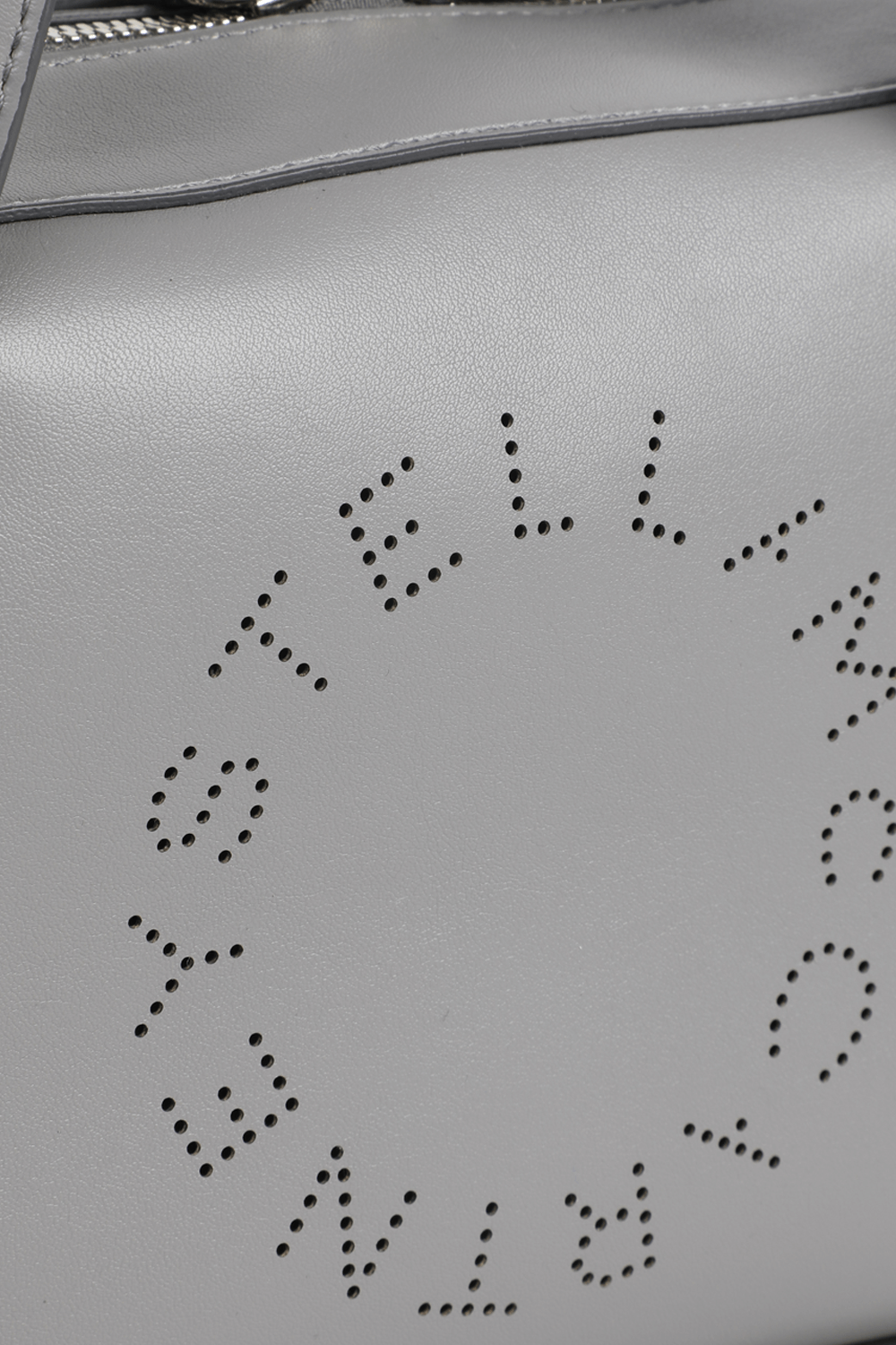 תמונת תקריב של Medium Logo Tote Bag in Grey