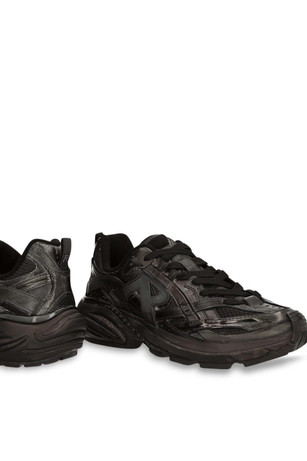 תמונת תקריב של נעלי סניקרס סטורם ראנר