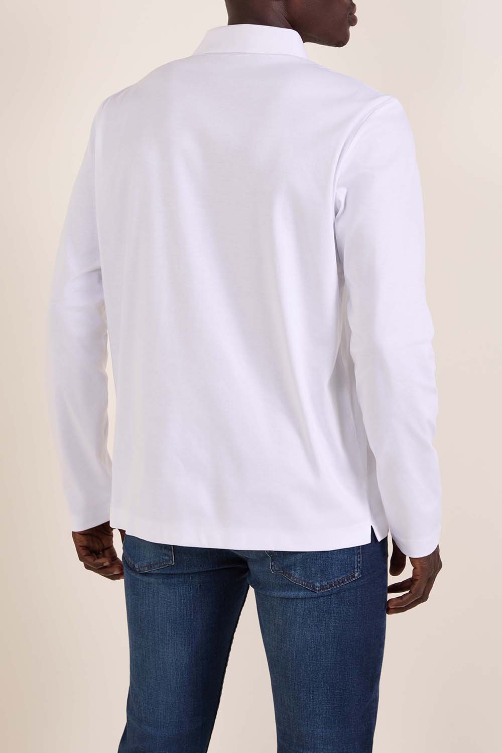 תמונת דוגמן אחורית של חולצת פולו