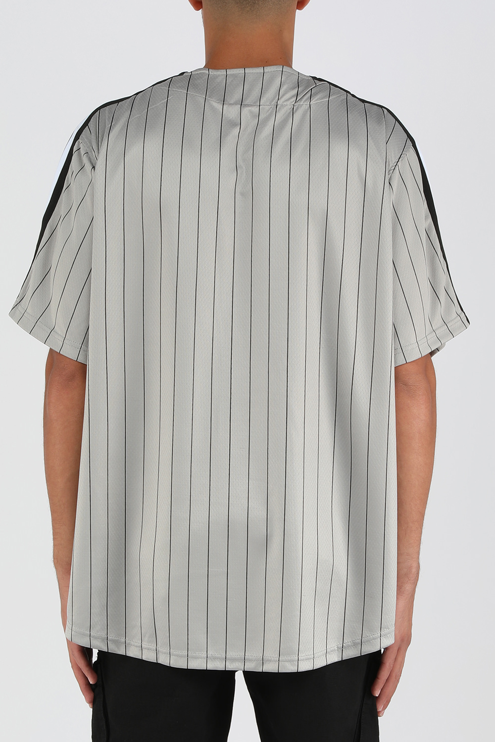 תמונת דוגמן אחורית של חולצת בייסבול עם לוגו