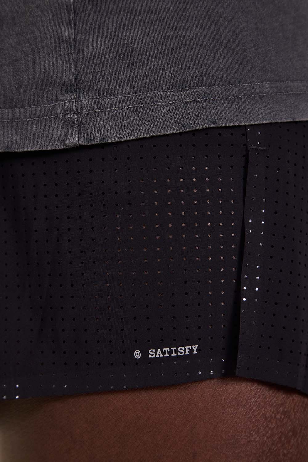 תמונת תקריב דוגמן של מכנסי ריצה קצרים ספייס או 2.5