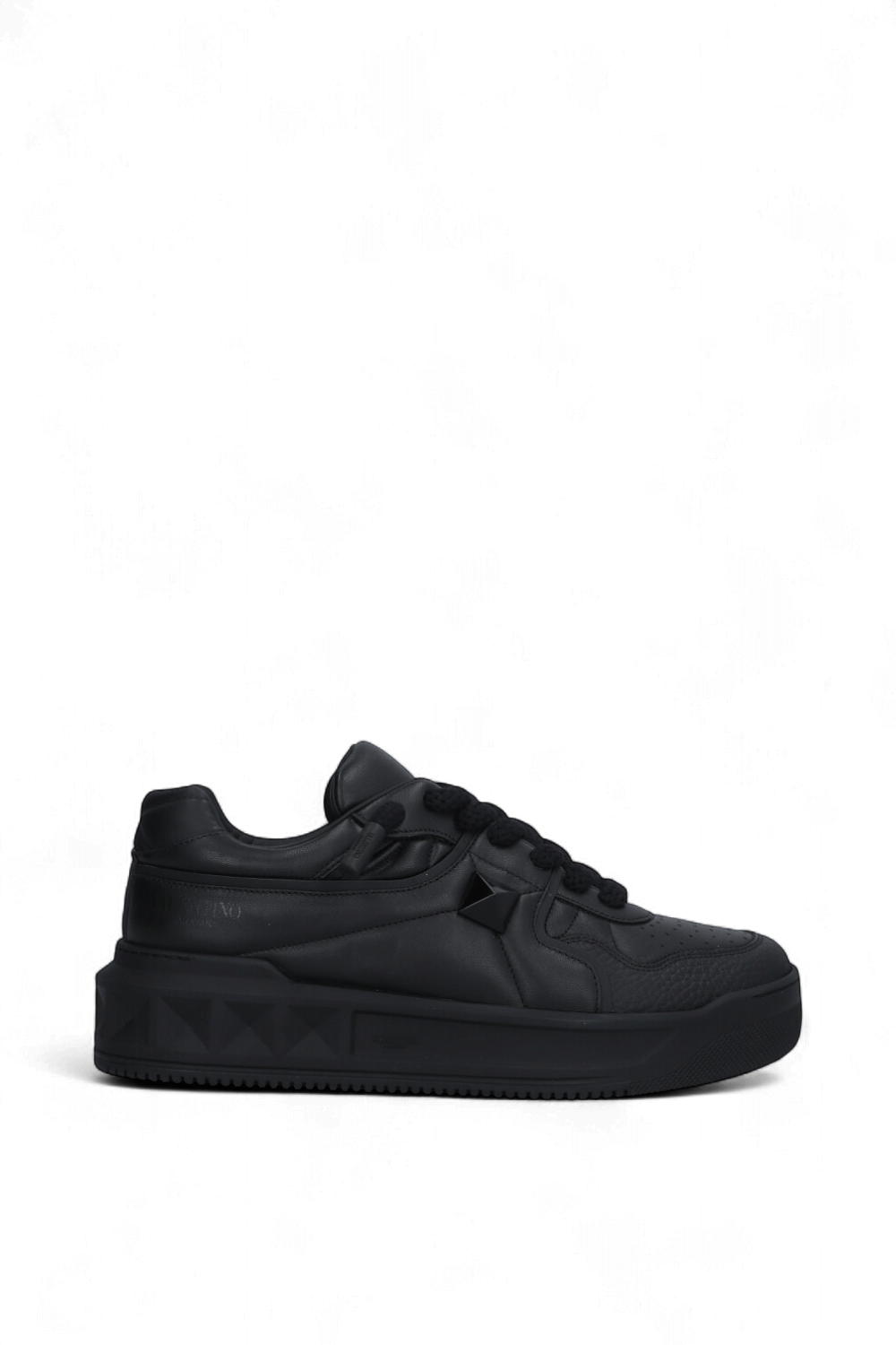 תמונה קידמית של נעלי סניקרס