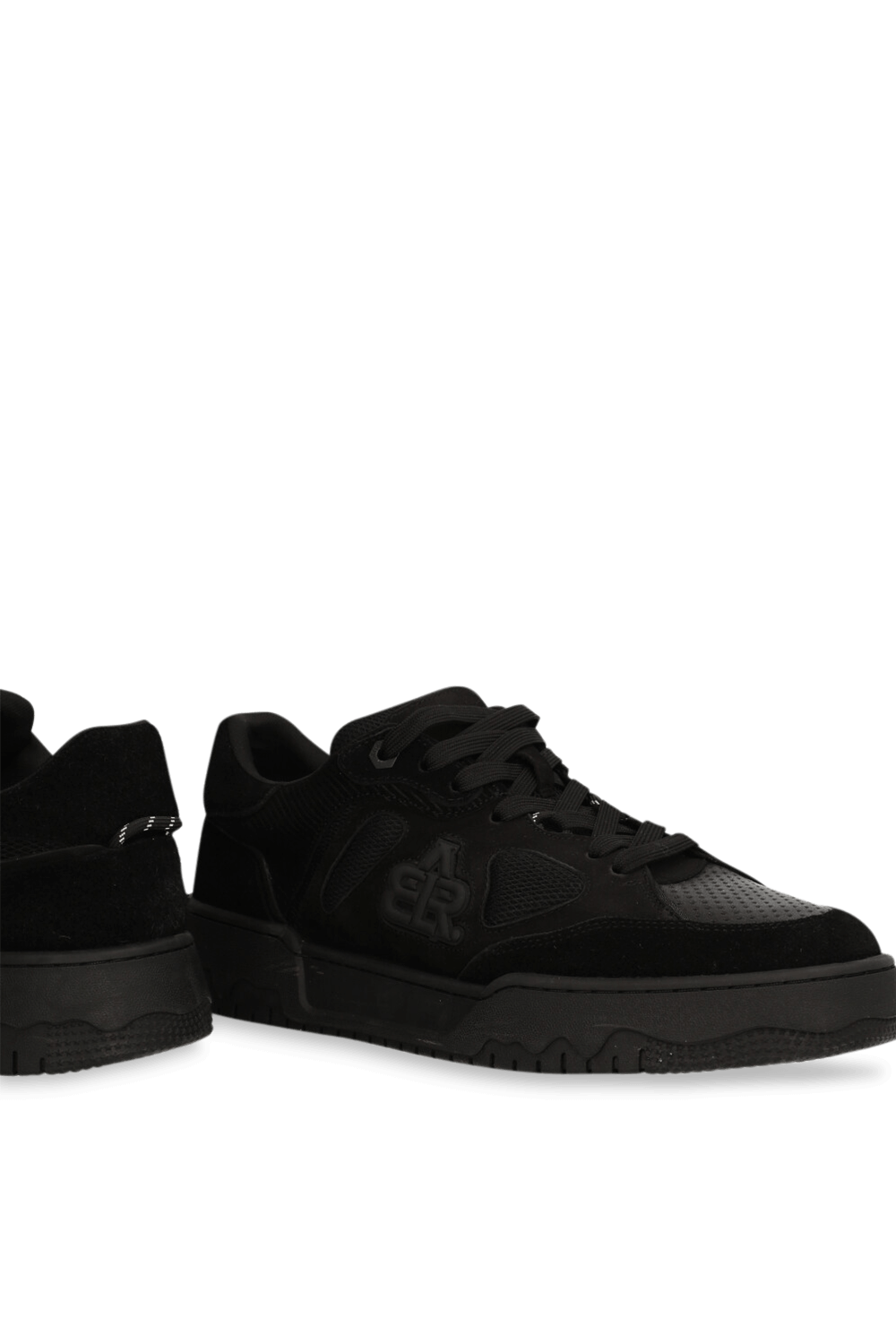 תמונת תקריב של נעלי סניקרס