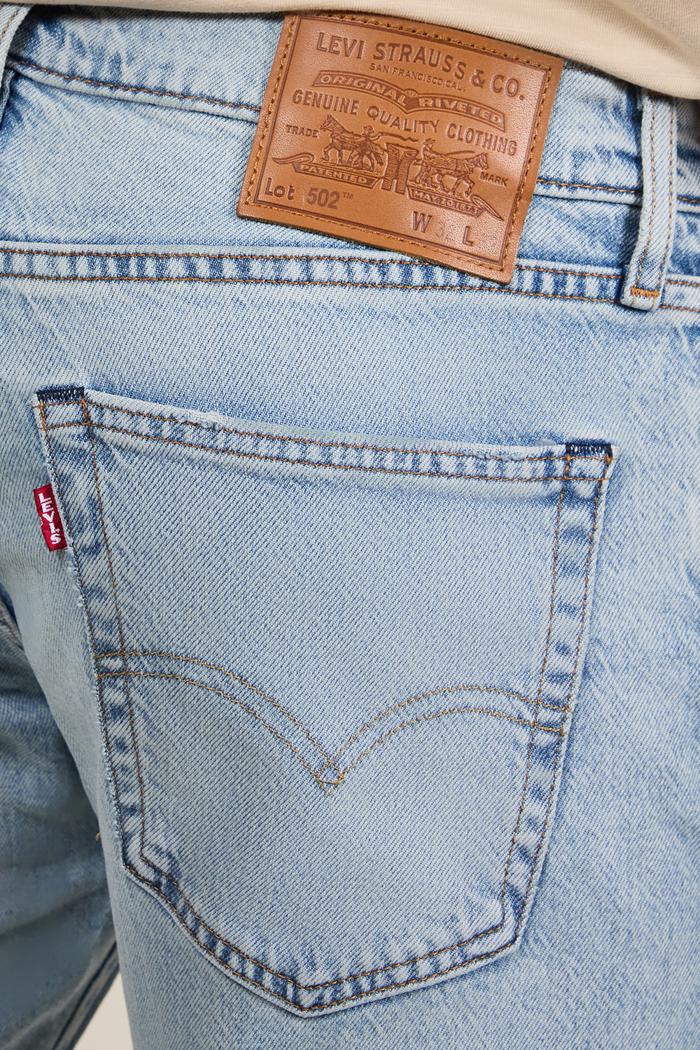 תמונת תקריב דוגמן של מכנסי ג'ינס טאפר 502 בגזרה ישרה